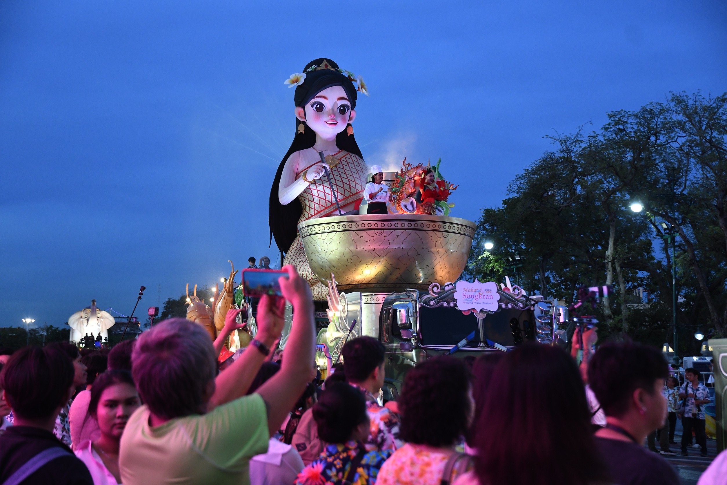 ขบวนพาเหรด-โดรนแปรอักษรสุดตระการตา ‘มหาสงกรานต์ 2025’ สนามหลวง