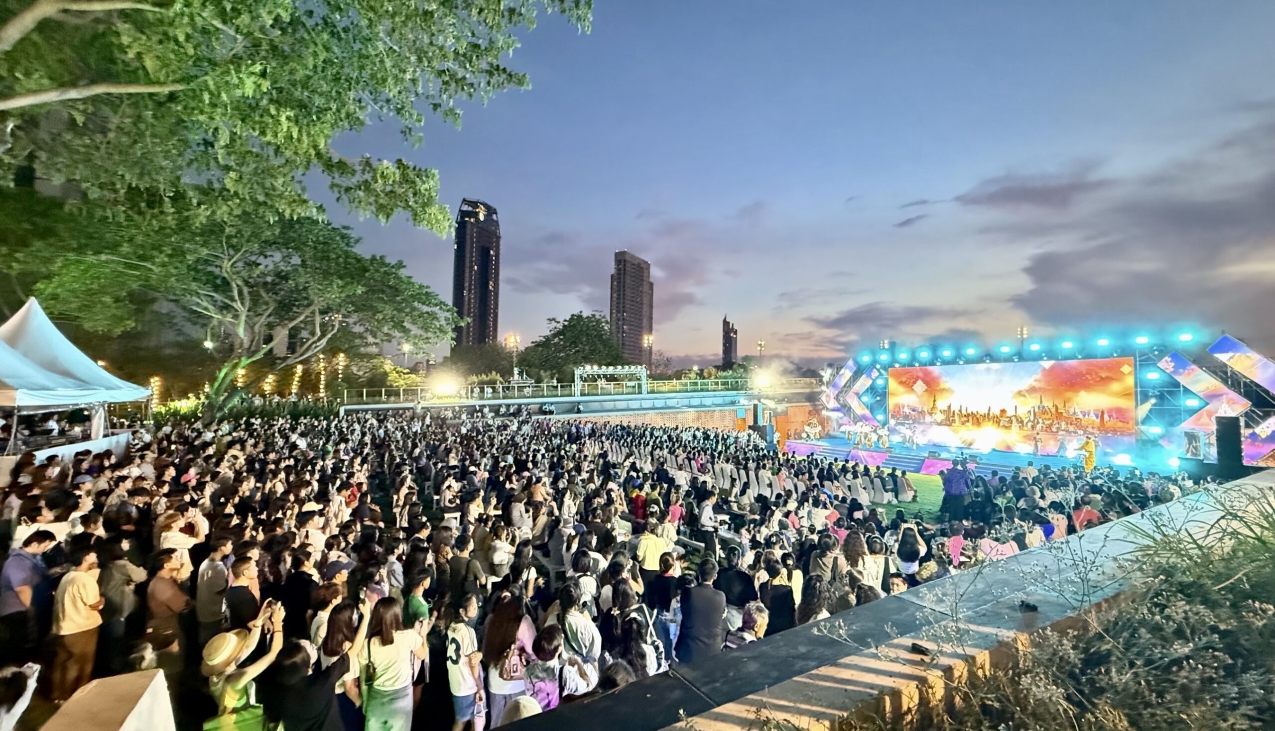 งานใต้ร่มพระบารมี 243 ปี กรุงรัตนโกสินทร์ เนืองแน่นอุทยาน 100 ปี จุฬาฯ