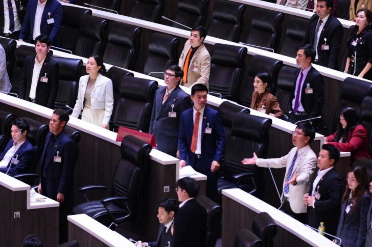11 เพื่อไทย ชิงเลื่อนญัตติกฎหมายคอมเพล็กซ์ พรรคประชาชนประท้วงวุ่น