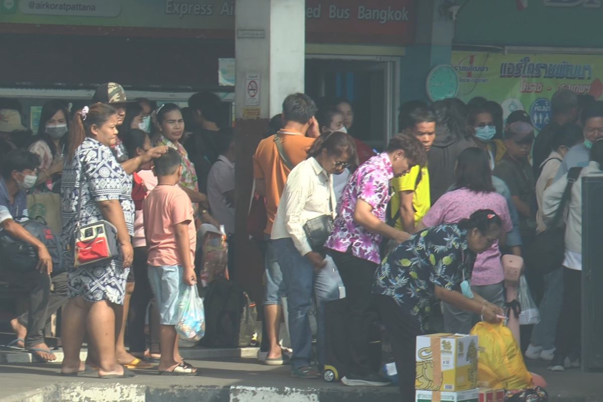 โคราช-บขส. คนใช้บริการแน่น ประชาชนเริ่มทยอยเดินทางกลับกรุงเทพฯ