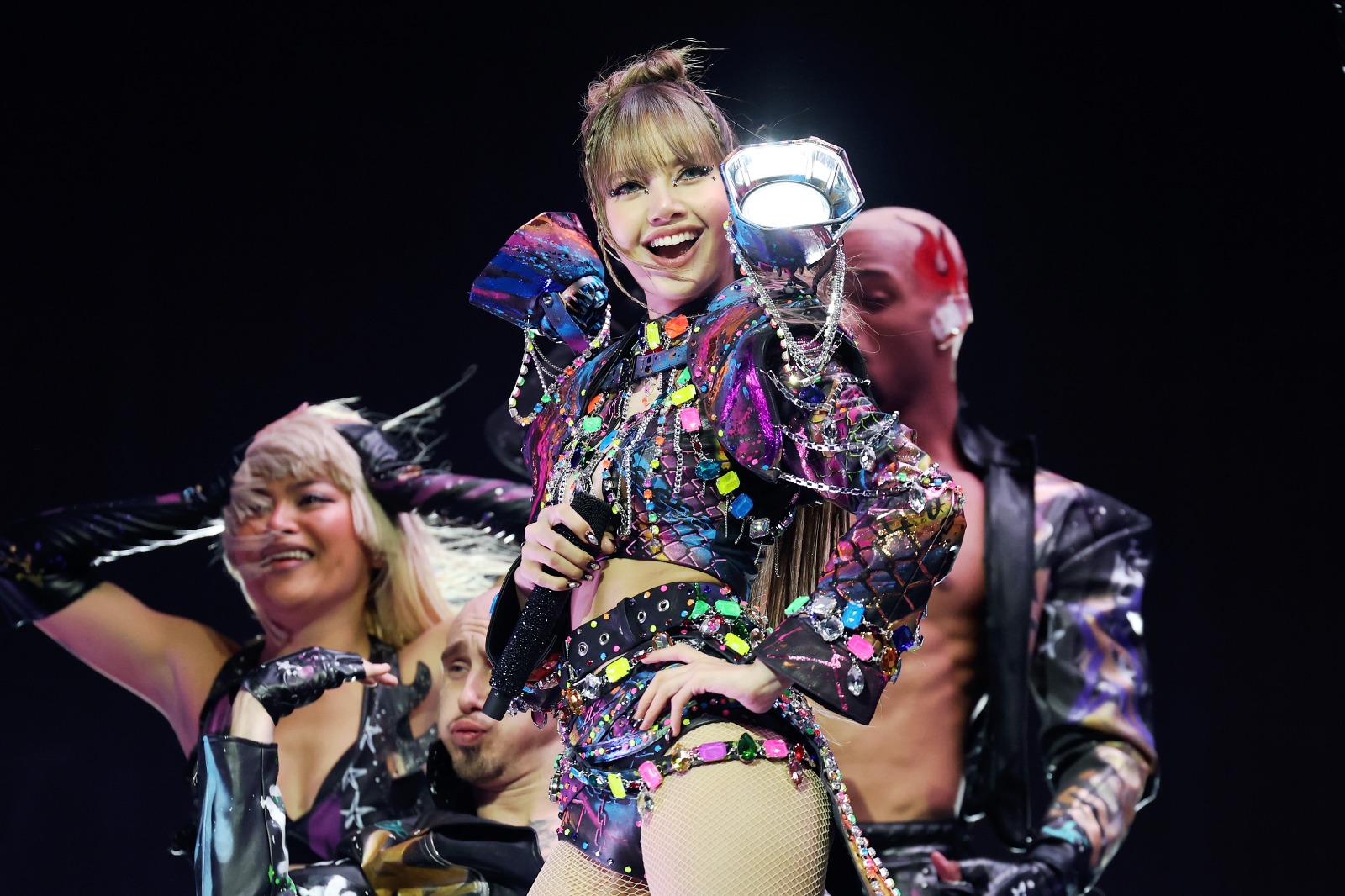 ลิซ่าเสิร์ฟ 3 ลุควิบวับจากคริสตัลสวารอฟสกี้บนเวที Coachella