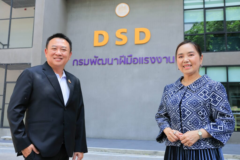 เดชา พฤกษ์พัฒนรักษ์ อธิบดีกรมพัฒนาฝีมือแรงงาน และ สุภารัตน์ จูระมงคล ผู้อำนวยการด้านทักษะ AI ไมโครซอฟท์ ประเทศไทย