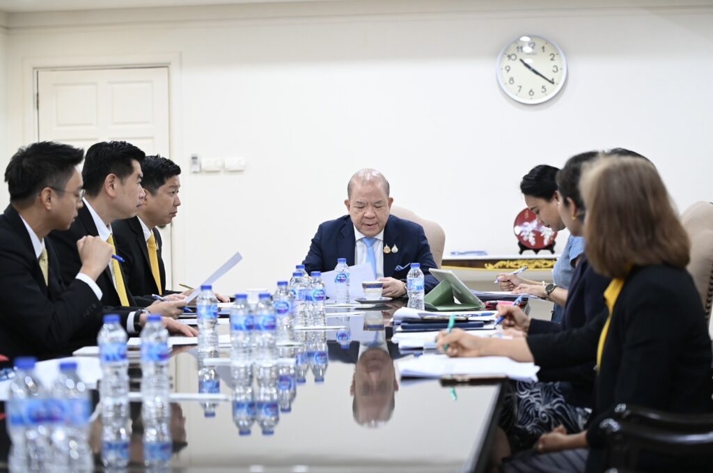 นายพิชัย นริพทะพันธุ์