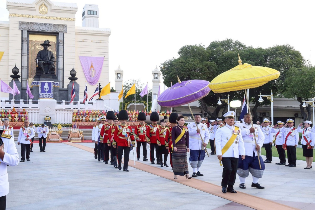 “ในหลวง-พระราชินี” เสด็จฯพระราชพิธีระลึกมหาจักรีบรมราชวงศ์