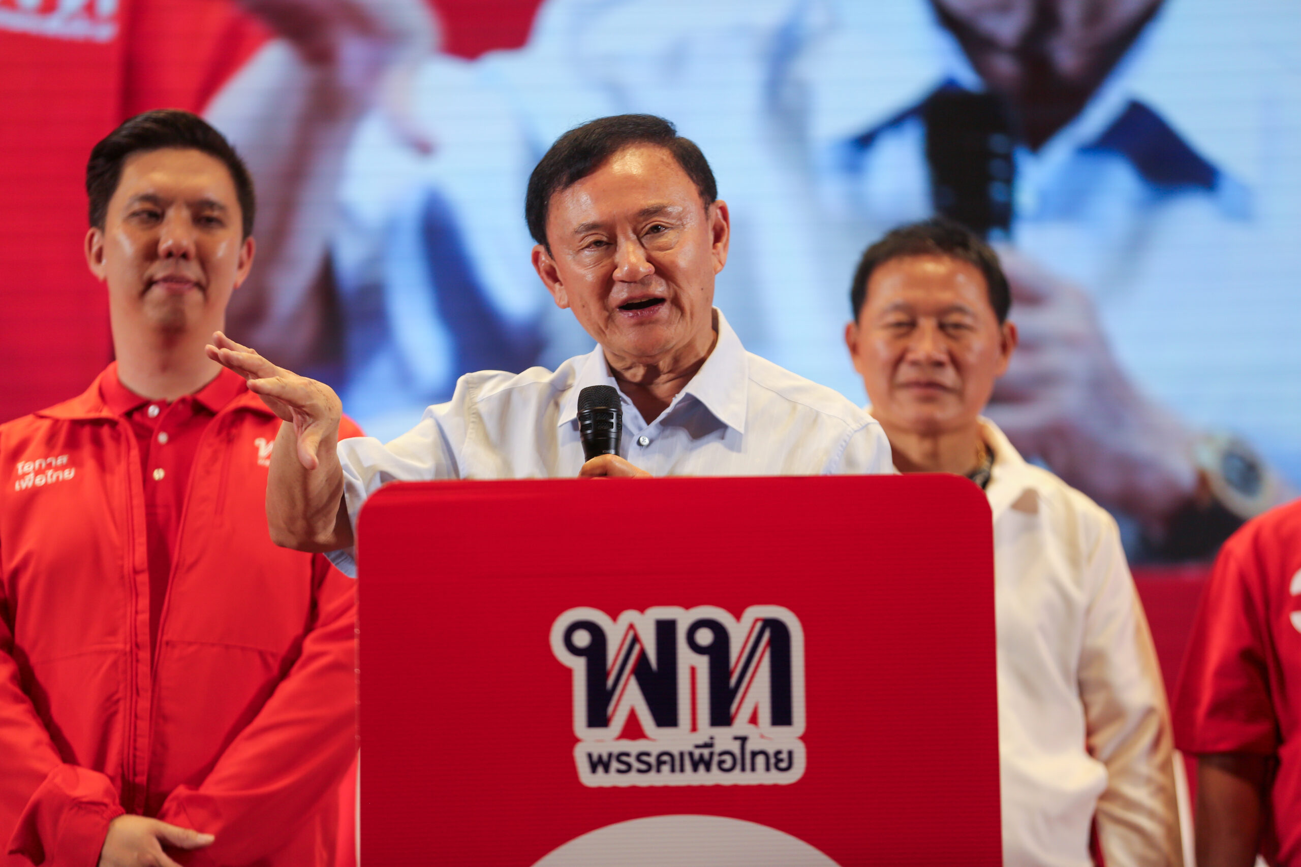 ทักษิณ ชี้รัฐบาลอยู่กันดี ไม่รีบยุบสภา เชื่อเสียงพอลุย ‘คอมเพล็กซ์’