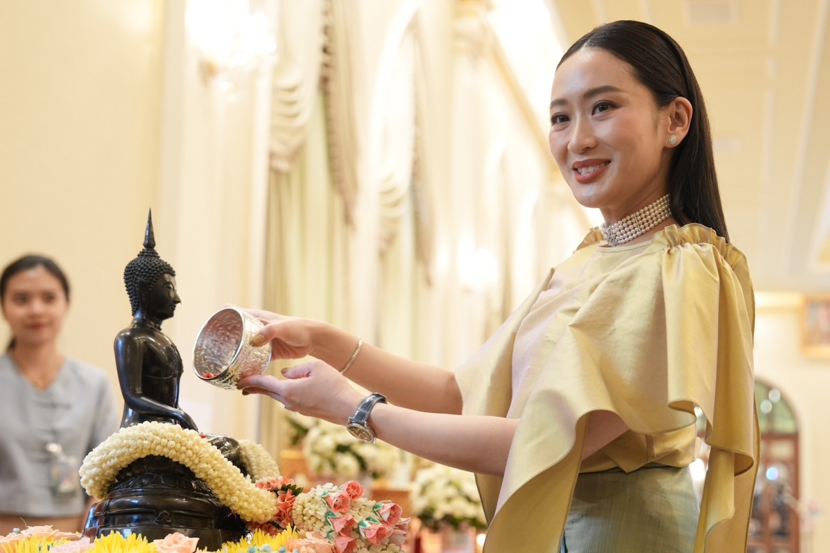 นายกฯ ทำบุญรับสงกรานต์ เปิดให้ รัฐมนตรี-ข้าราชการ รดน้ำอวยพร 