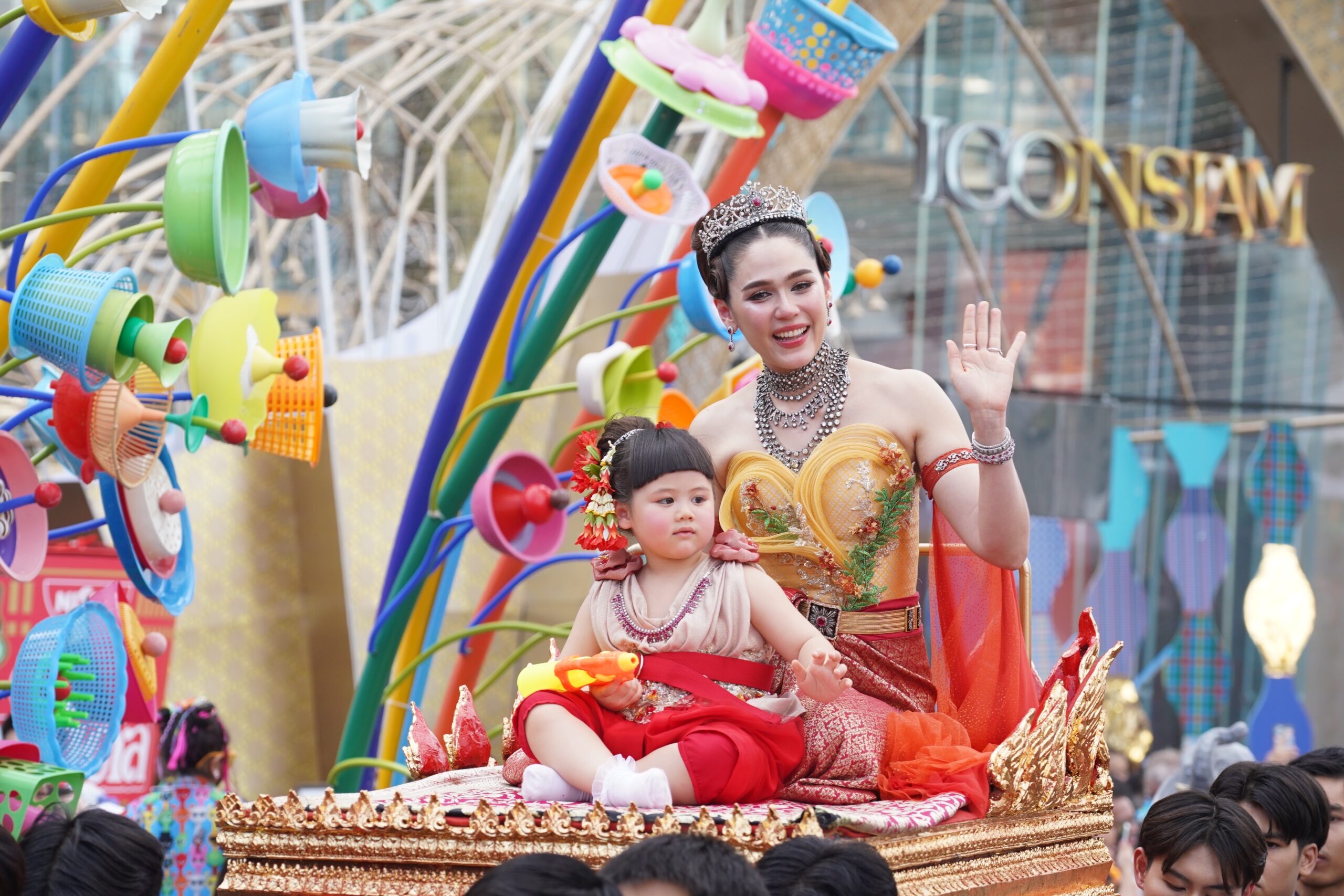 ‘ชมพู่ อารยา’ สวมเครื่องประดับโบราณ 125 ล้าน ควงคู่ ‘แอบิเกล’ แห่สงกรานต์ไอคอนสยาม