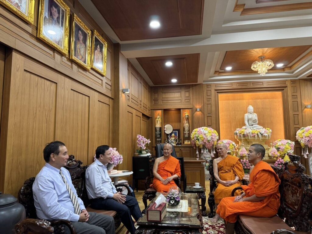 สารัชถ์ กราบสักการะ ‘พระพรหมสิทธิ’ ในโอกาสบวชลูกชาย