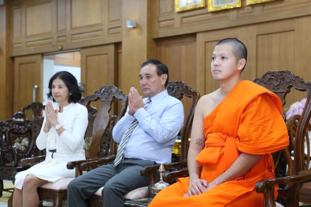 สารัชถ์ กราบสักการะ ‘พระพรหมสิทธิ’ ในโอกาสบวชลูกชาย