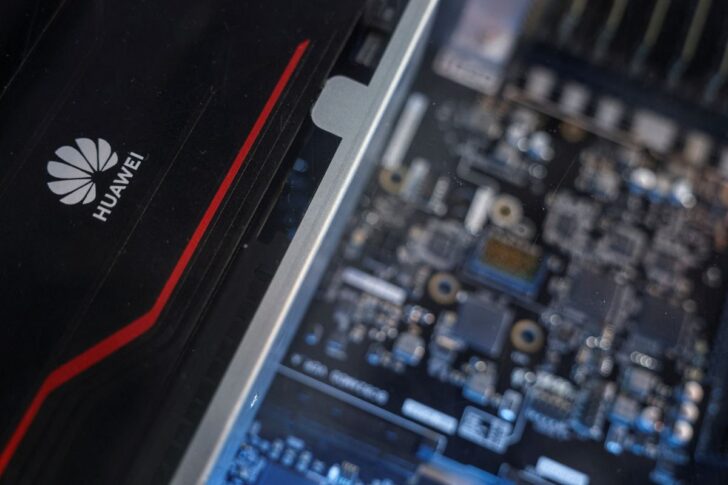 Huawei Huawei Atlas 800 inference server จัดแสดงในงาน InnoEX Fair ที่ฮ๋องกง วันที่ 15 เมษายน 2025 ภาพโดย REUTERS/Tyrone Siu