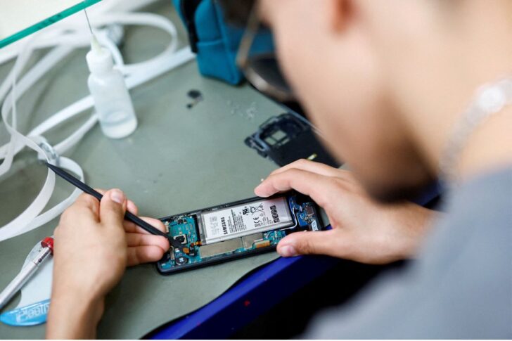 Samsung ช่างเทคนิคซ่อมสมาร์ทโฟนซัมซุง REUTERS/Stephane Mahe