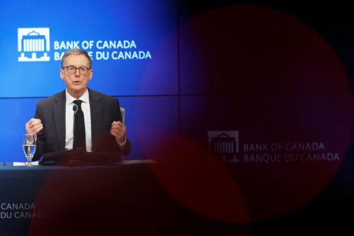 Bank of Canada ทิฟฟ์ แมคเคลม ผู้ว่าการธนาคารกลางแคนาดาระหว่างการแถลงข่าวเมื่อวันที่ 16 เมษายน 2025 ภาพโดย REUTERS/Blair Gable