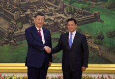 สีจิ้นผิง จับมือ ฮุน มาเน็ต ภาพโดย Agence Kampuchea Press/Handout via REUTERS