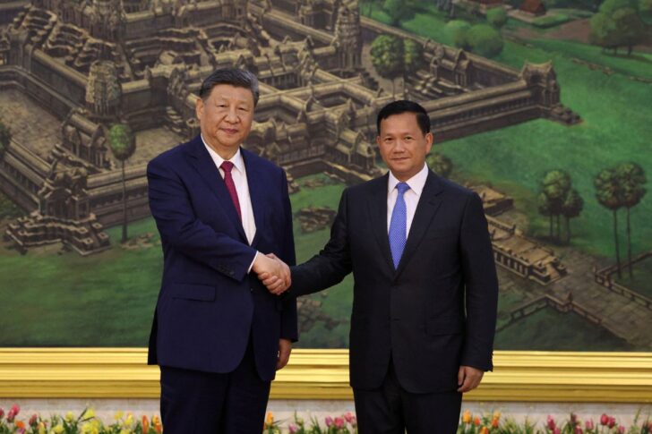 สีจิ้นผิง จับมือ ฮุน มาเน็ต ภาพโดย Agence Kampuchea Press/Handout via REUTERS