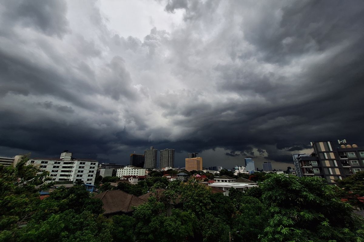 พยากรณ์อากาศวันนี้ เตือนภาคเหนือ-อีสาน-กลาง มีพายุฝนฟ้าคะนอง ลมกระโชกแรง