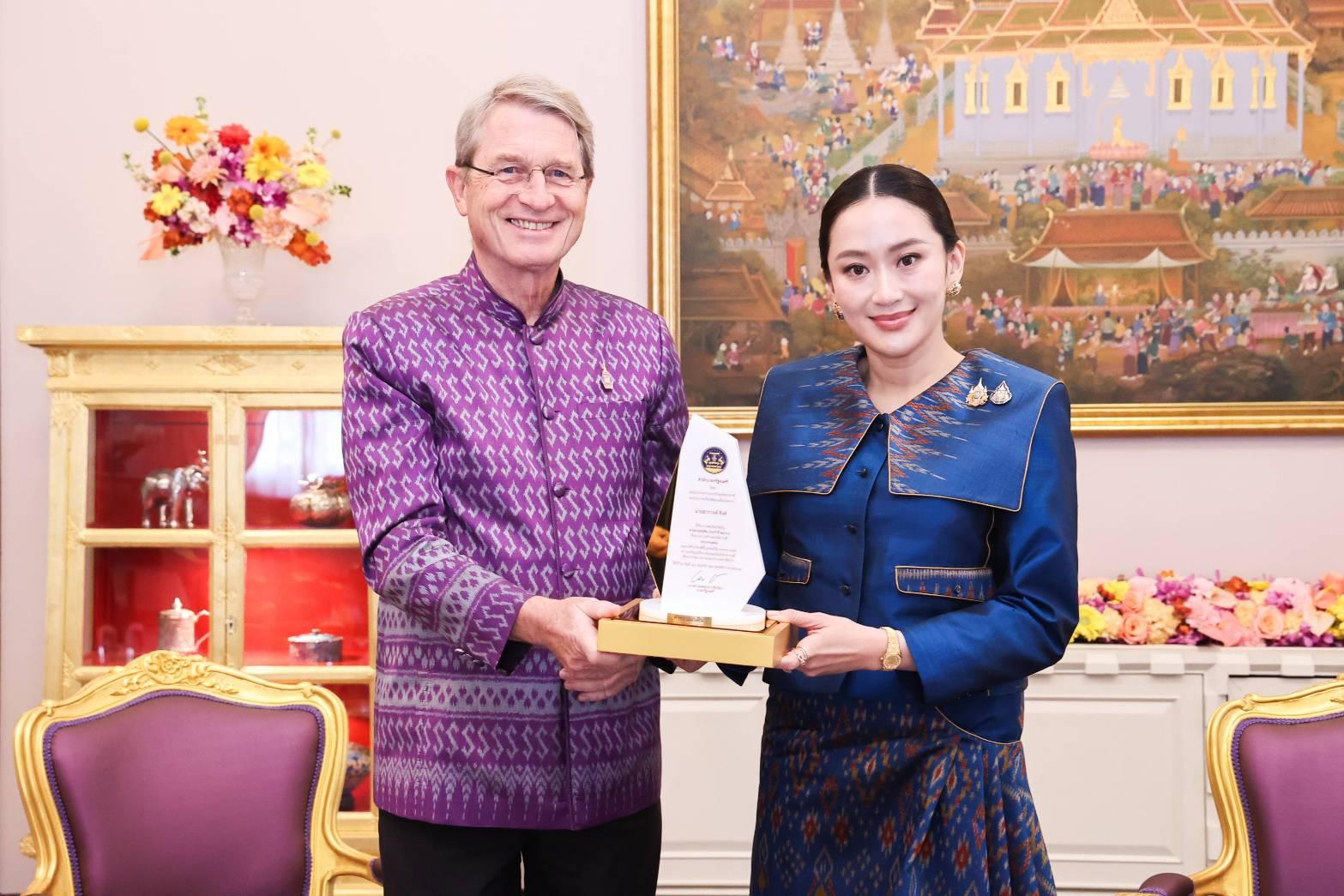 ดร.ฮาราลด์ ลิงค์ ประธาน บี.กริม รับโล่ประกาศเกียรติคุณเป็น “ค่าของแผ่นดิน” ปี 2566
