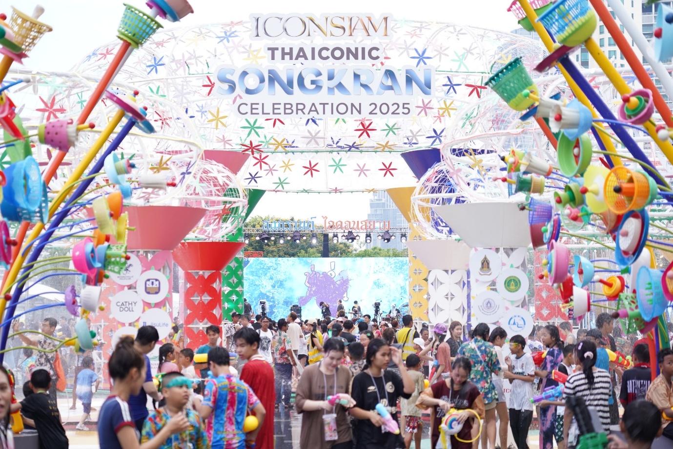 เนืองแน่นริมเจ้าพระยา! ประชาชนนับแสนร่วมฉลองสงกรานต์สุดยิ่งใหญ่ ที่ไอคอนสยาม!