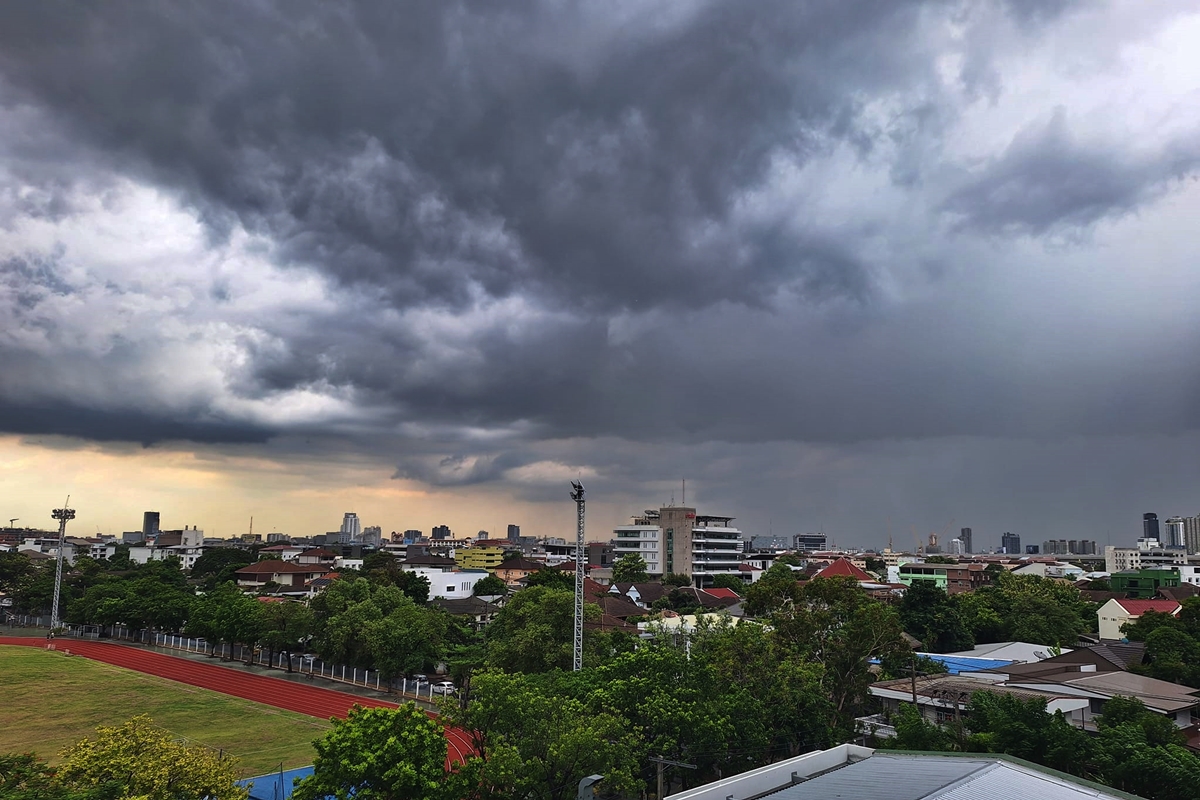 สภาพอากาศวันนี้ กรมอุตุฯ เตือน อากาศร้อนจัด ฝนถล่ม 28 จังหวัด ลมแรง