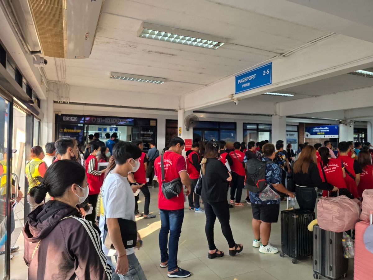 ด่านพรมแดนหนองคายคึกคัก แรงงานชาวลาวกลับบ้านช่วงสงกรานต์