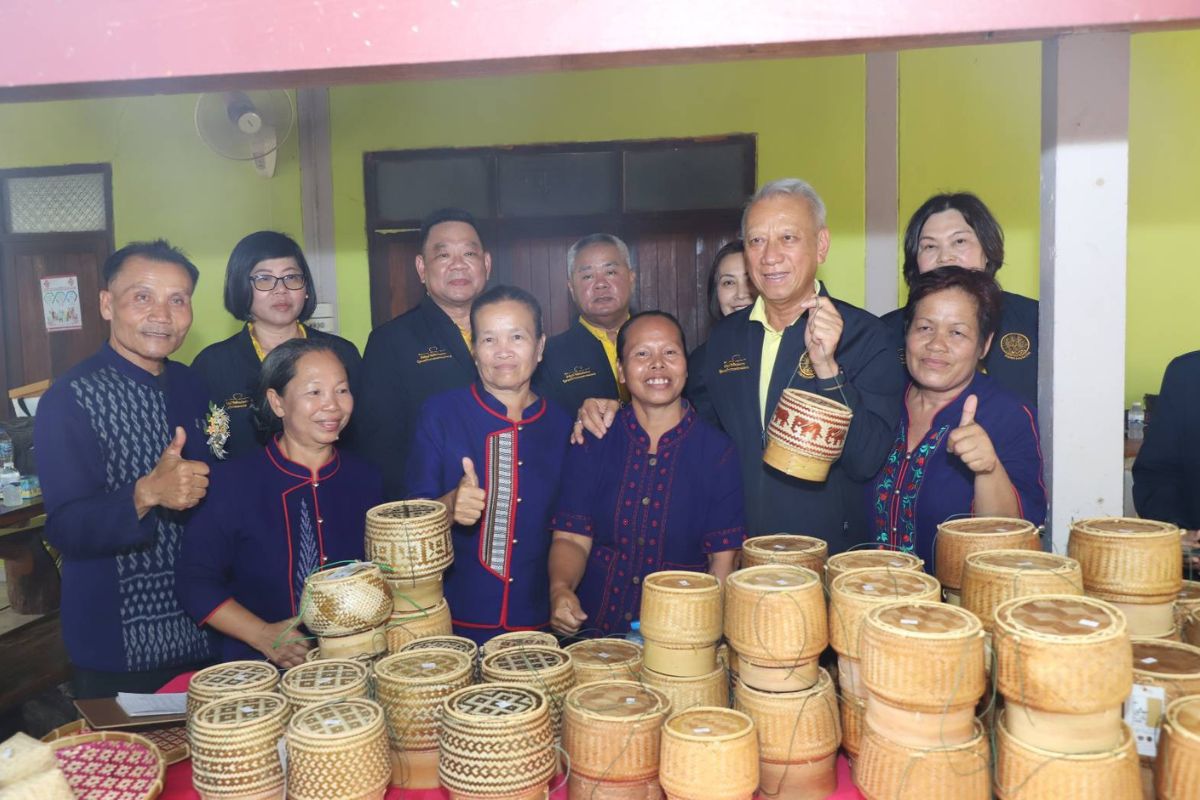 ‘พิพัฒน์’ ลงพื้นที่นครพนม ให้คำปรึกษาด้านแรงงาน เชื่อมครม.สัญจร