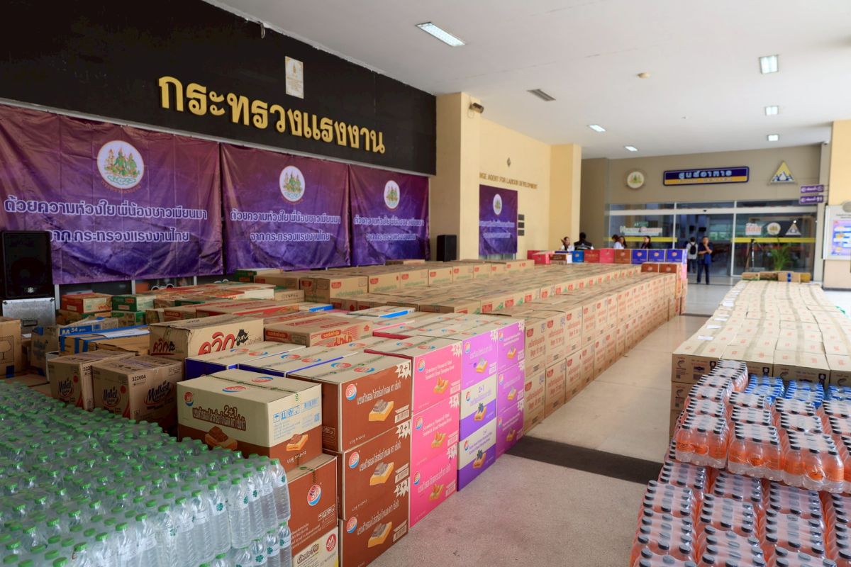 ก.แรงงานส่งมอบเงิน 2 ล้าน และสิ่งของช่วยเหลือแรงงานชาวเมียนมา เหตุอาคารถล่ม