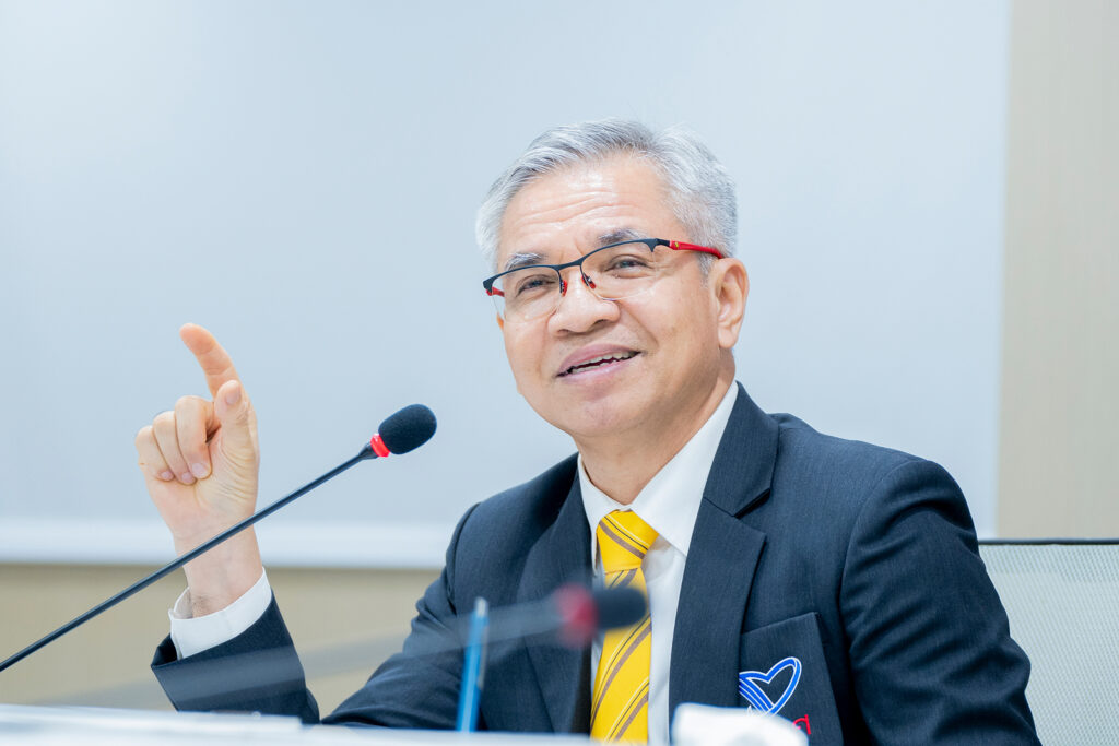 ศาสตราจารย์ ดร.องอาจ นัยพัฒน์ ผู้อำนวยการ สำนักงานรับรองมาตรฐานและประเมินคุณภาพการศึกษา (องค์การมหาชน) หรือ สมศ.