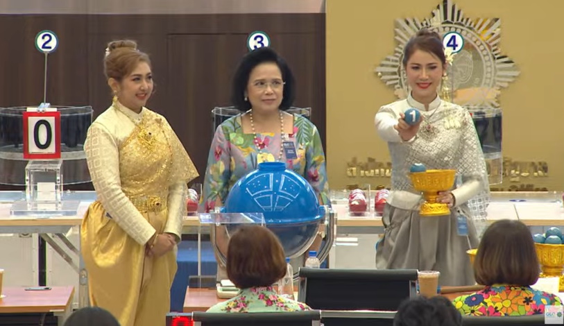นางสาวจารุลักษณ์ เรืองสุวรรณ เลขาฯคณะกรรมการกองทุนการออมแห่งชาติ เป็นประธานกรรมการออกรางวัล