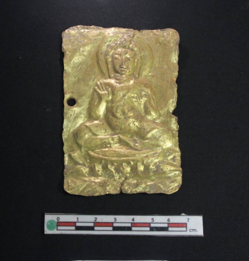 กรมศิลป์ ขุดพบแผ่นทองคำดุนภาพพระพุทธรูป อายุ 1,300 ปี ที่นครราชสีมา 