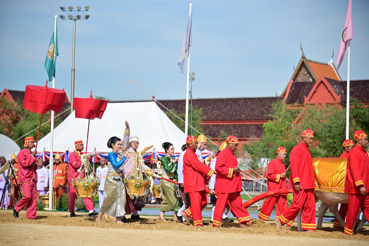 พระราชพิธีพืชมงคล เริ่มฤดูกาลเพาะปลูก มอบเมล็ดพันธุ์พระราชทาน