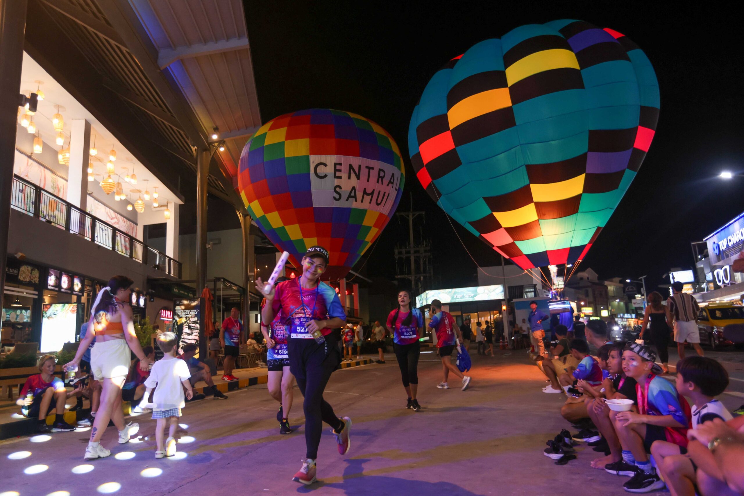 “Samui Neon Run 2025” ปังไม่หยุด นักวิ่งกว่า 1,500 คนร่วมงานกลางคืนบนหาดเฉวง
