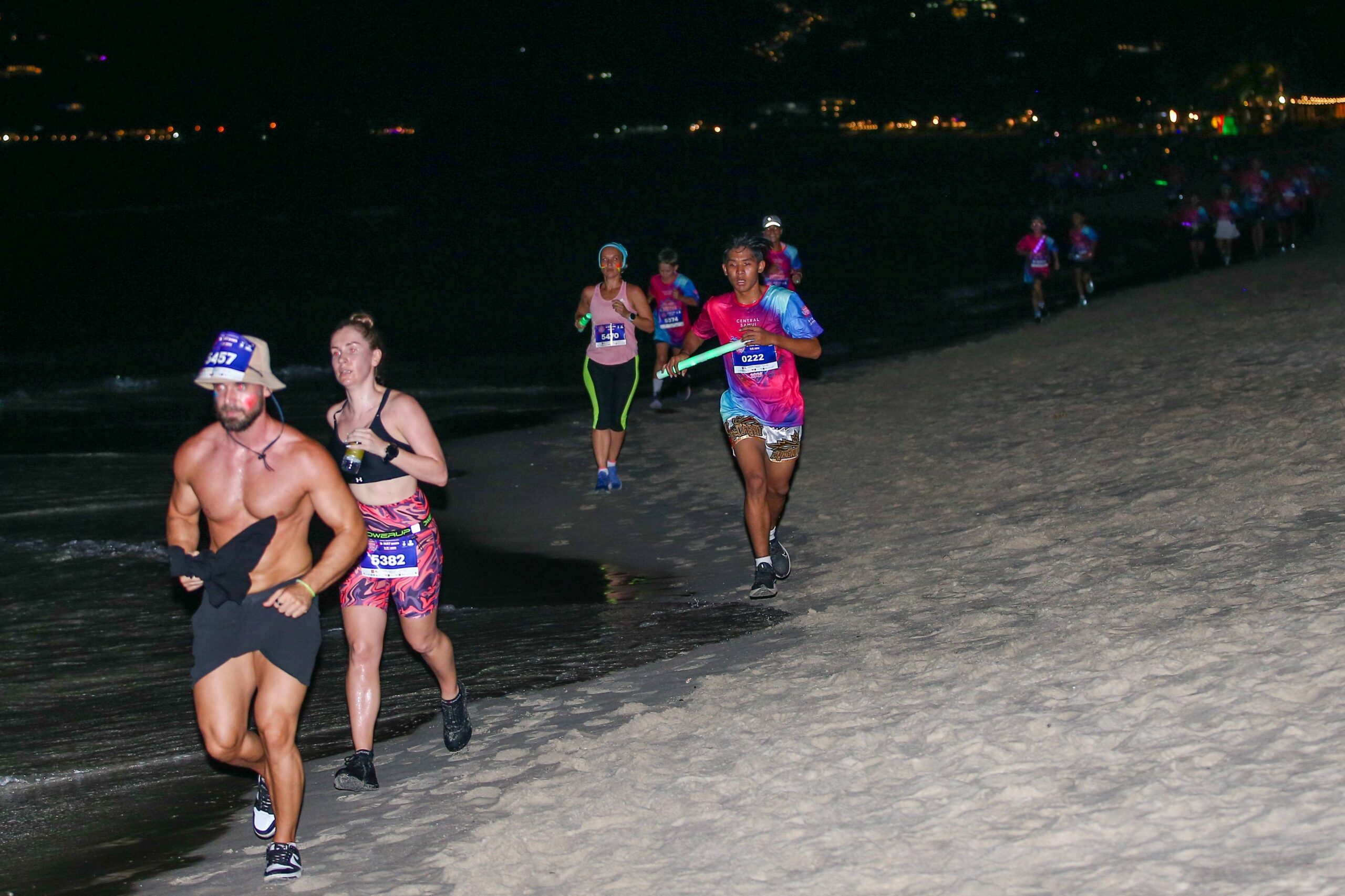 “Samui Neon Run 2025” ปังไม่หยุด นักวิ่งกว่า 1,500 คนร่วมงานกลางคืนบนหาดเฉวง