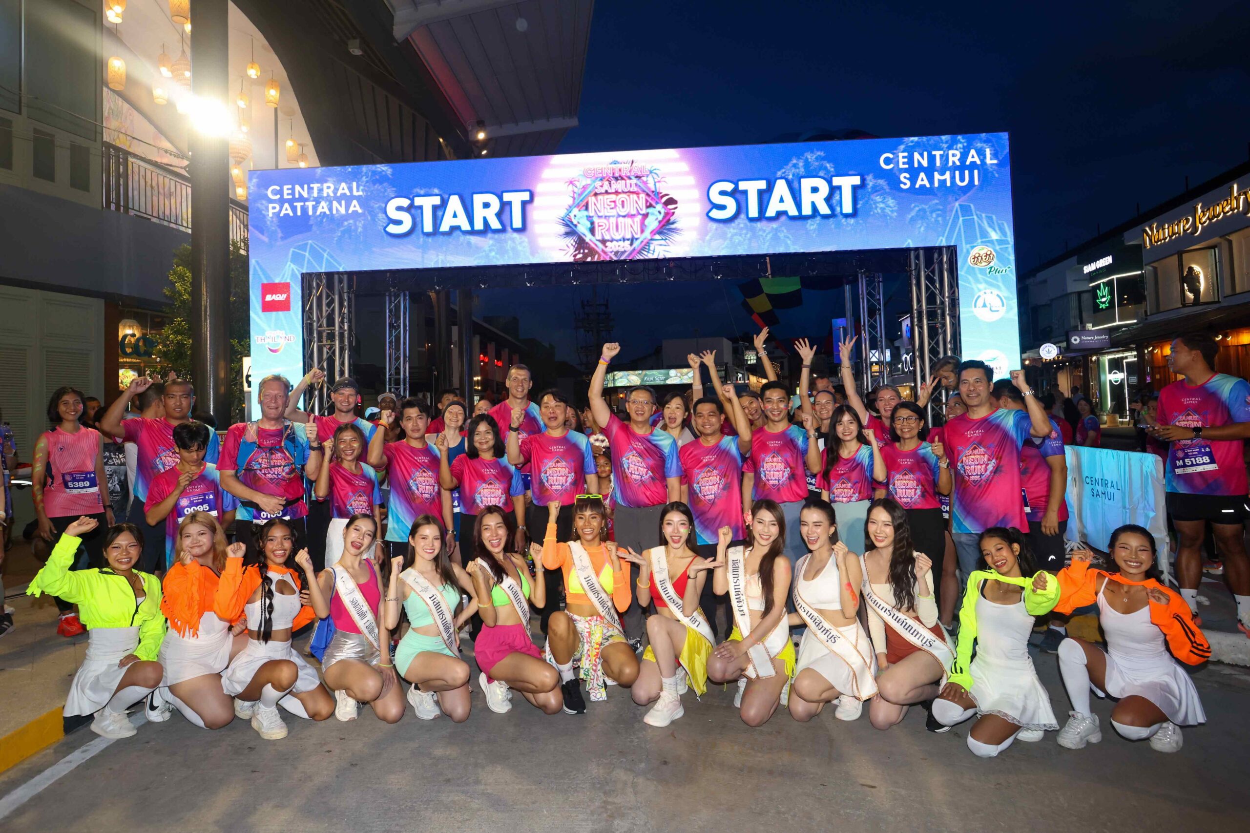 “Samui Neon Run 2025” ปังไม่หยุด นักวิ่งกว่า 1,500 คนร่วมงานกลางคืนบนหาดเฉวง