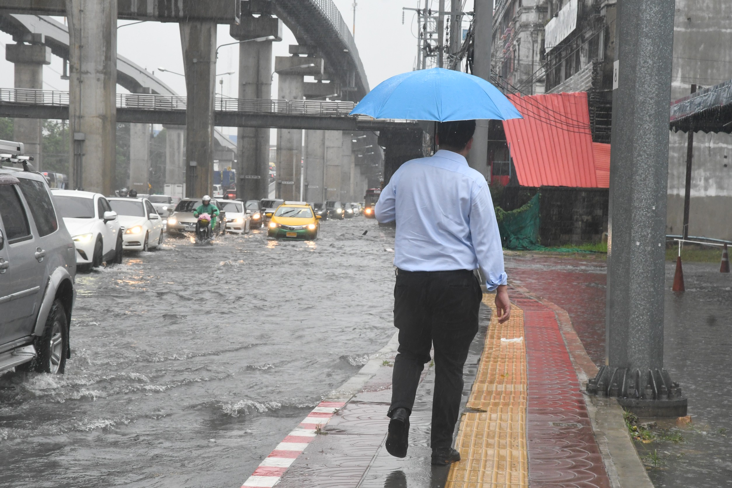 กรมอุตุฯ เตือนฉบับสุดท้าย “ฝนตกหนักถึงหนักมาก” กระทบ 59 จังหวัด