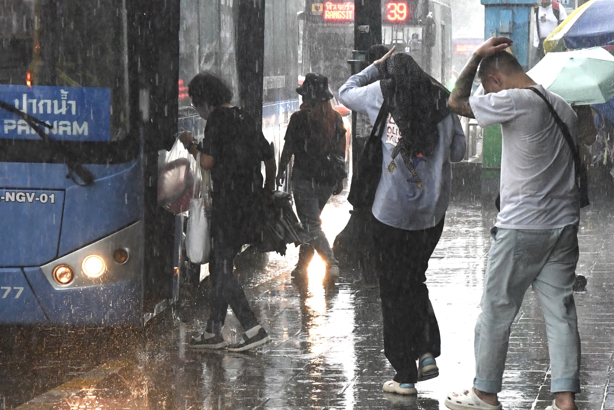 กรมอุตุฯประกาศเตือน “พายุฤดูร้อน-ฝนตกหนักภาคใต้” ฉบับที่ 5