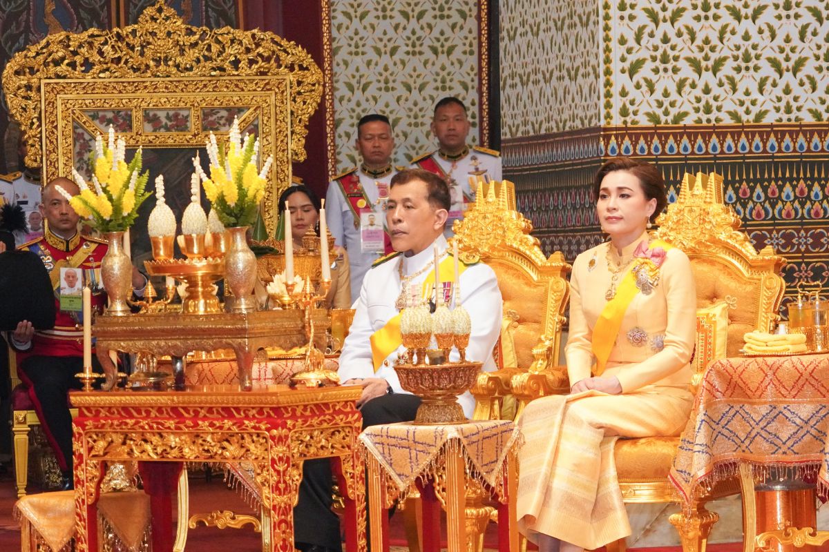 ในหลวง พระราชินี ทรงบำเพ็ญ พระราชกุศล ในพระราชพิธีฉัตรมงคล