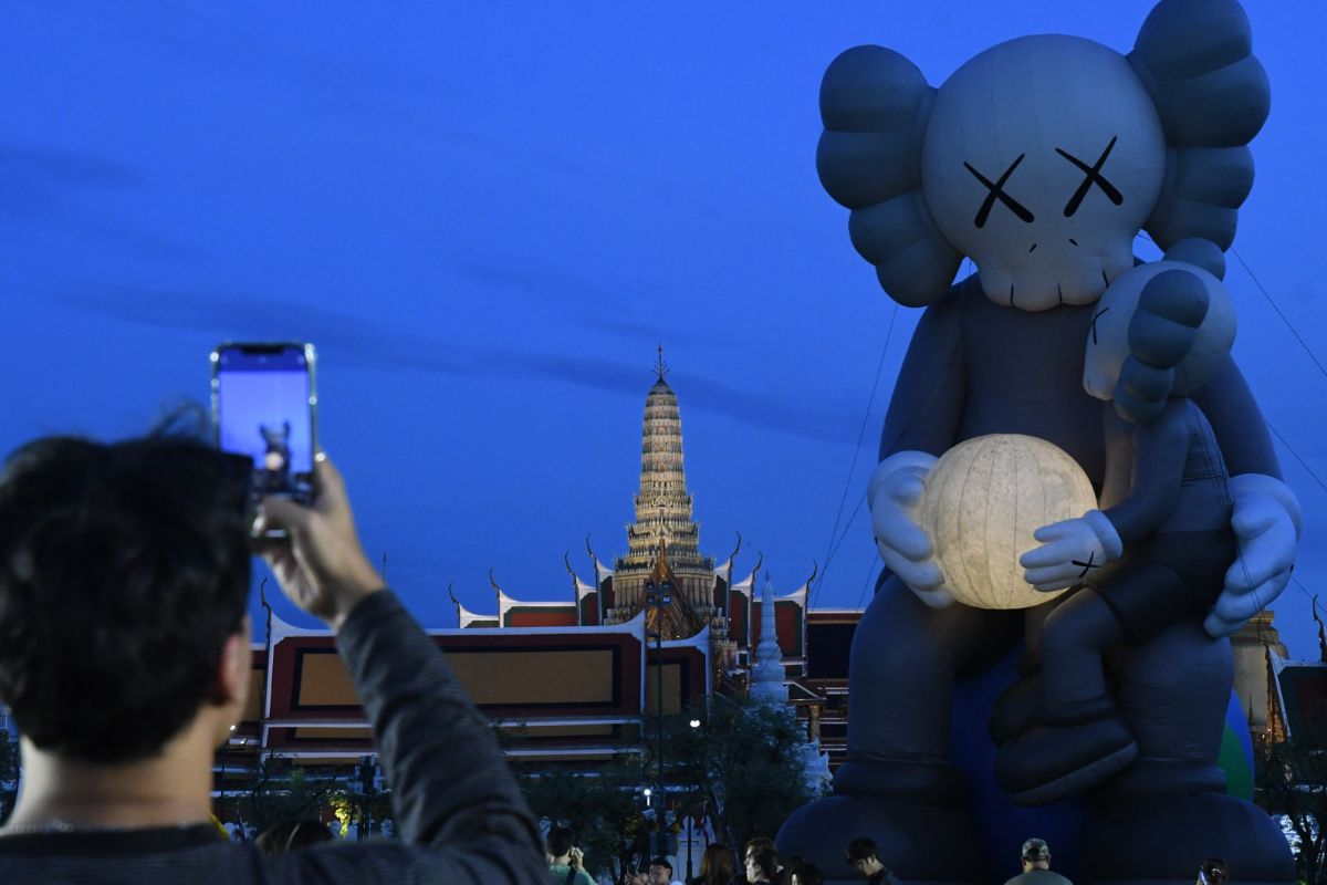 แห่ชม “KAWS:HOLIDAY THAILAND” กลางสนามหลวง ครั้งแรกในไทย