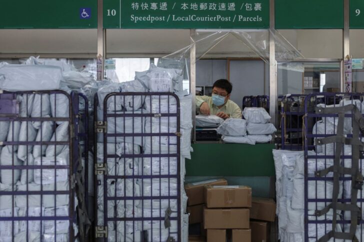 พัสดุขนาดเล็กที่ไปรษณีย์ฮ่องกง ภาพโดย REUTERS/Tyrone Siu