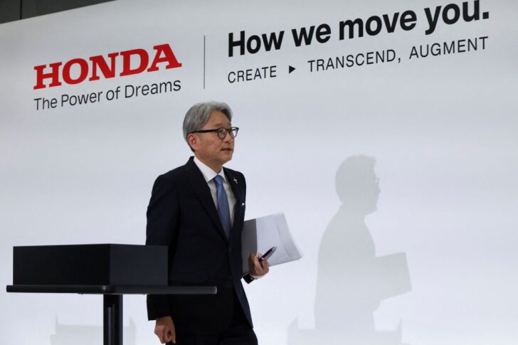 Honda โทชิฮิโระ มิเบะ ซีอีโอฮอนด้า พูดคุยในการแถลงข่าวธุรกิจที่โตเกียว ภาพโดย REUTERS/Kim Kyung-Hoon