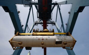 ถังบรรจุก๊าซปิโตรเลียมเหลว (LPG) กำลังถูกขนลงจากเรือที่ท่าเรือ Tanjung Priok ในจาการ์ตา ประเทศอินโดนีเซีย ภาพโดย REUTERS/Willy Kurniawan