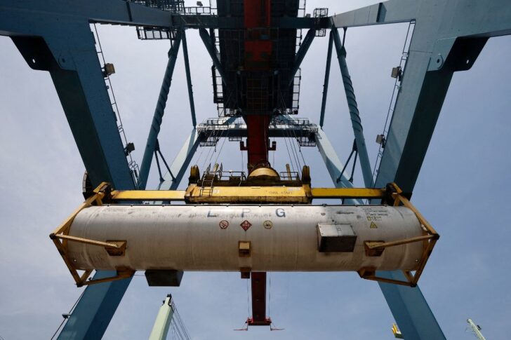 LPG Indonesia ถังบรรจุก๊าซปิโตรเลียมเหลว (LPG) กำลังถูกขนลงจากเรือที่ท่าเรือ Tanjung Priok ในจาการ์ตา ประเทศอินโดนีเซีย ภาพโดย REUTERS/Willy Kurniawan