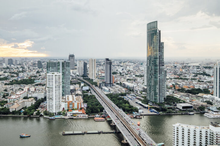 cityscape view and buidling in Bangkok, Thailand อสังหาฯซึมพิษเศรษฐกิจ แผ่นดินไหว ภาษีทรัมป์ แห่ขายที่ดิน กดราคา 50% โซน EEC หยุดซื้อ