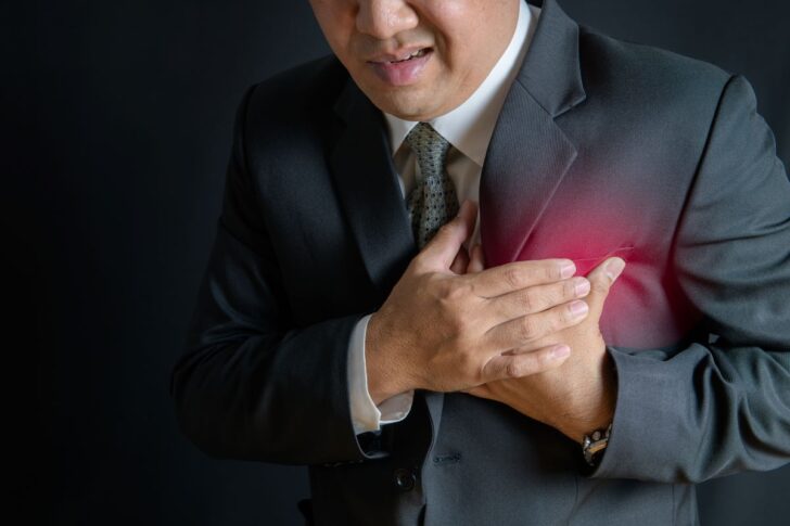 heart-attack-businessman-suffering-from-chest-pain 'โรคหัวใจ' ภัยเงียบที่ซ่อนอยู่ในผู้ป่วยเบาหวาน