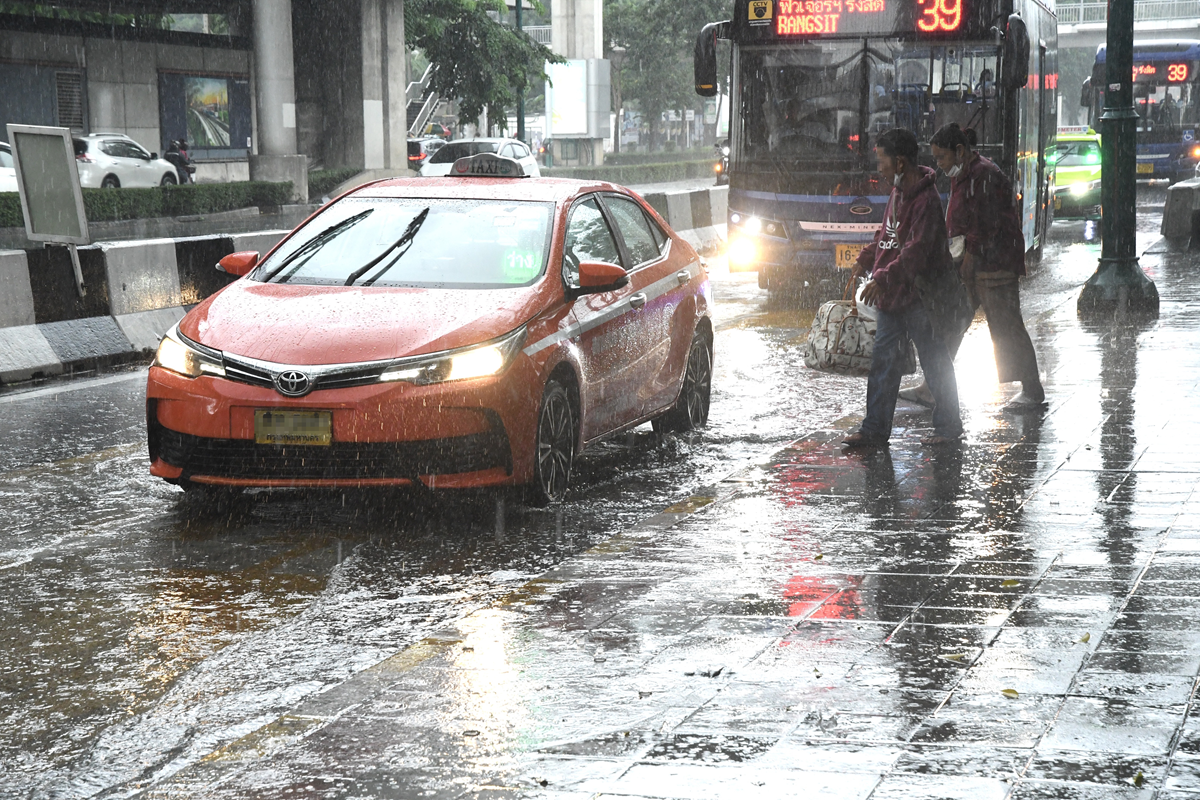 กรมอุตุนิยมวิทยา วันนี้ เตือน ‘ฝนตกหนัก-ท่วมฉับพลัน’ ฉบับ3 กทม.โดนด้วย