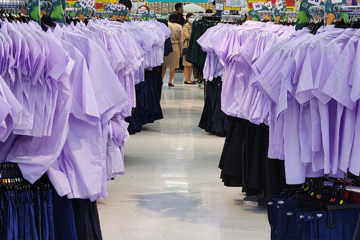 ศึกชิงเค้กเปิดเทอมหมื่นล้าน ชุดนักเรียน-รองเท้าปรับแผนรับมือ