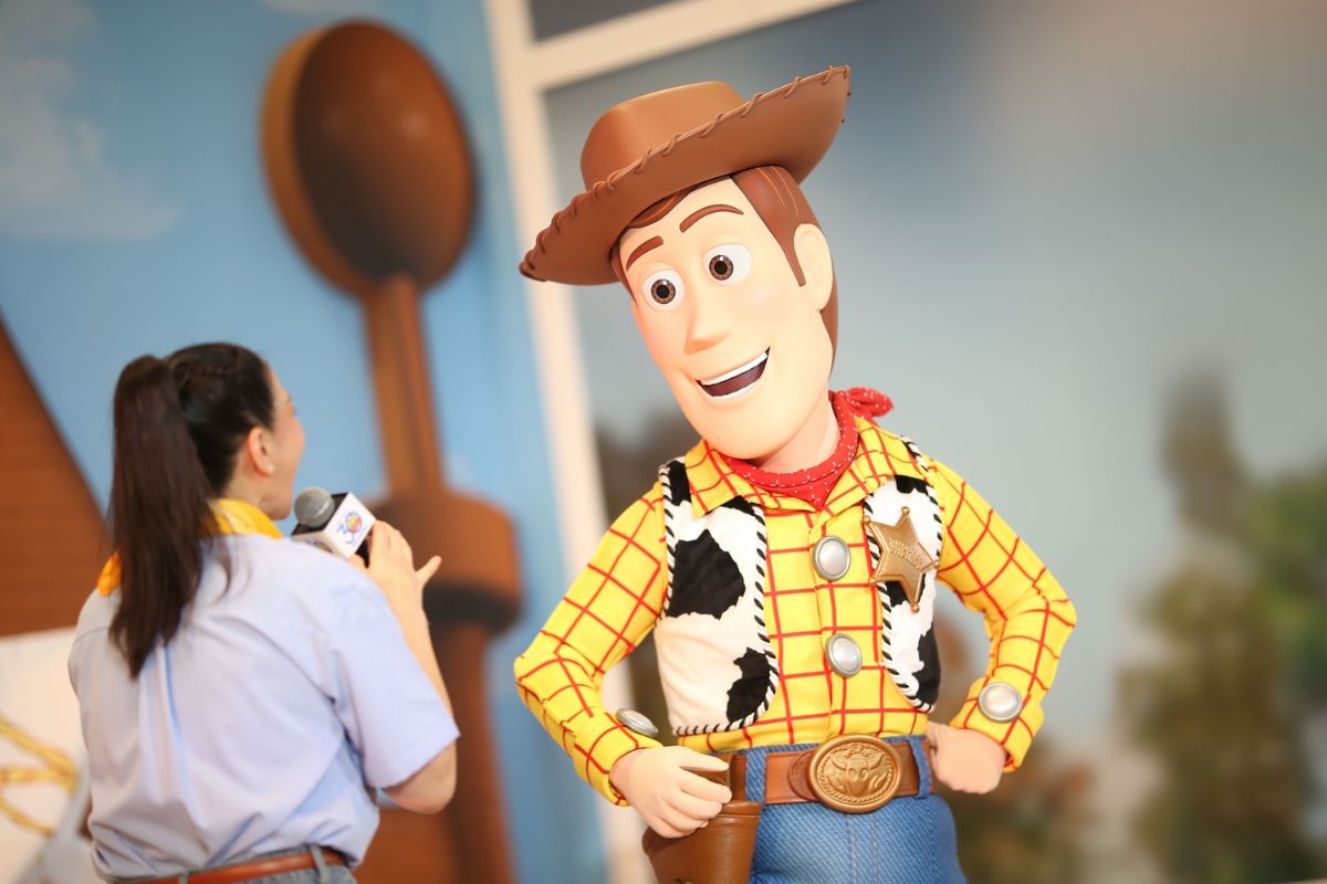 ครบรอบ 30 ปี Toy Story ‘วู้ดดี้’ บินลัดฟ้าแจกความสดใส ใจกลางสยาม