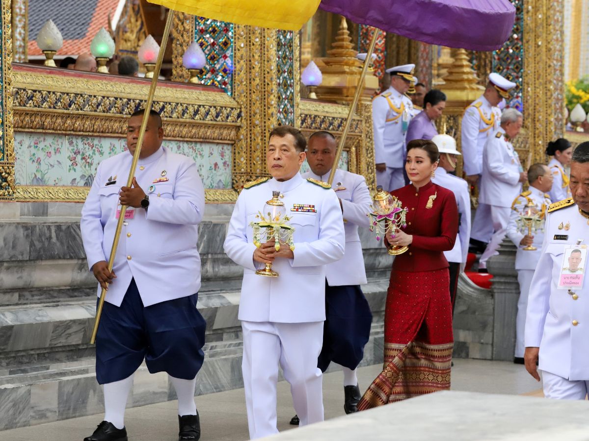 ในหลวง พระราชินี ทรงเวียนเทียน เนื่องในวันวิสาขบูชา