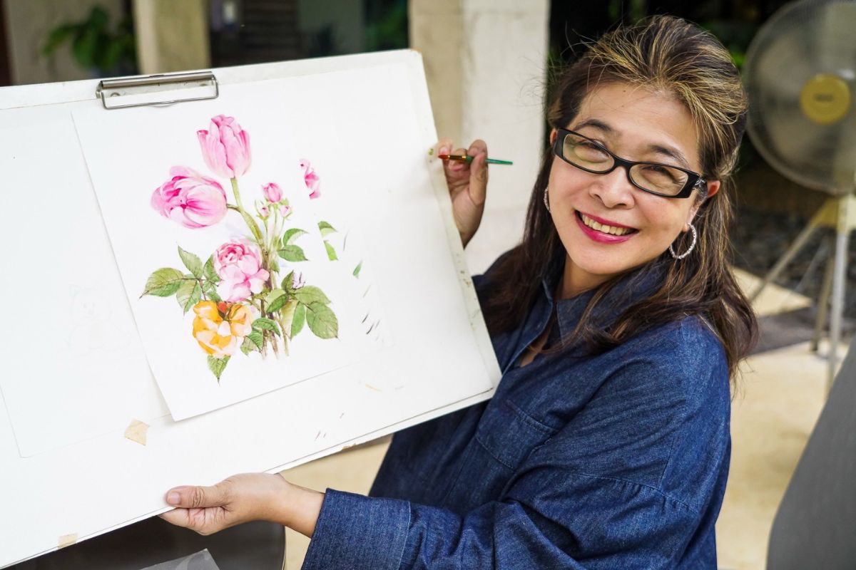 คุณหญิงสุดารัตน์ โชว์ฝีมือเพนต์กระเป๋าผ้ารักษ์โลก ของขวัญวันเกิด 64 ปี