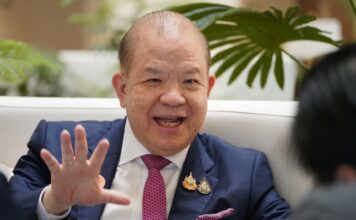 นายพิชัย นริพทะพันธุ์