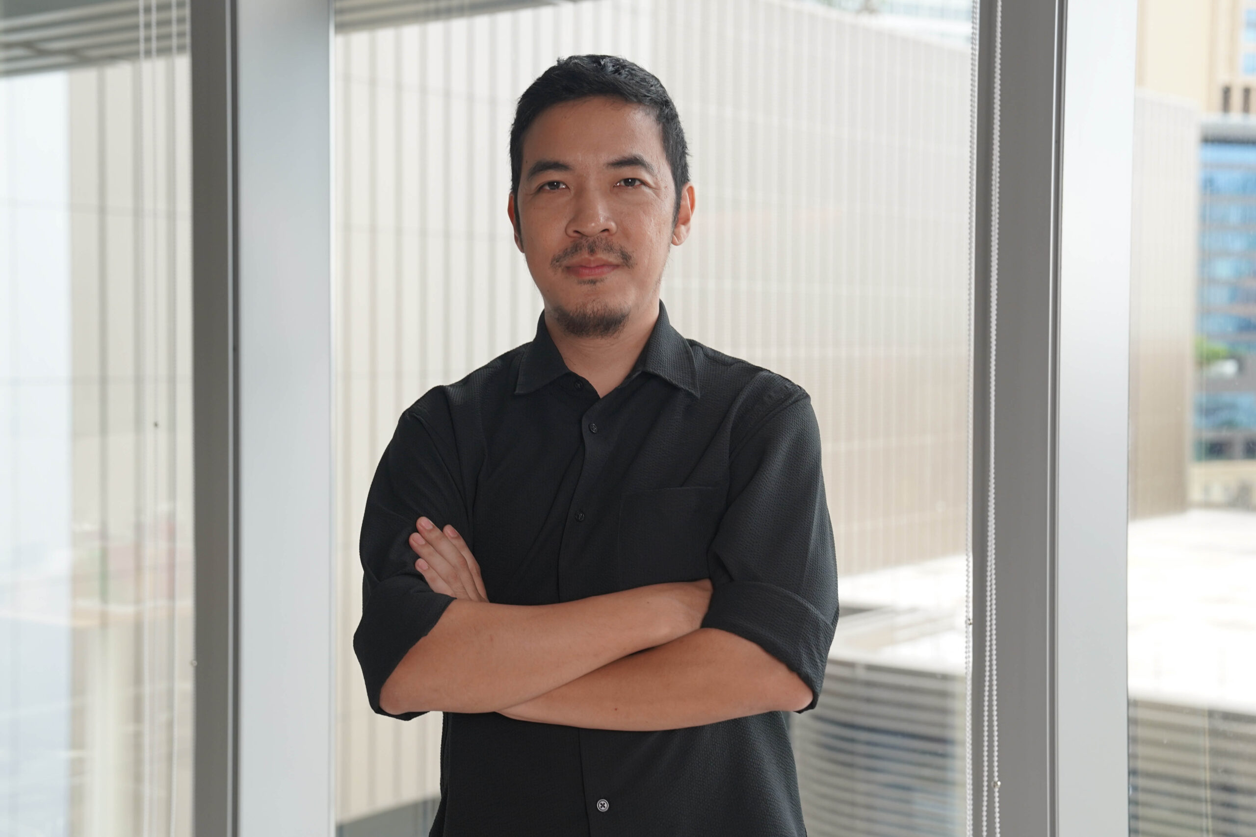 คุยกับ ‘ไก่ ณฐพล’ ผู้กำกับ ‘สงคราม ส่งด่วน’ เบื้องหลังเรื่องราวบ้าคลั่งของซีอีโอหมื่นล้าน