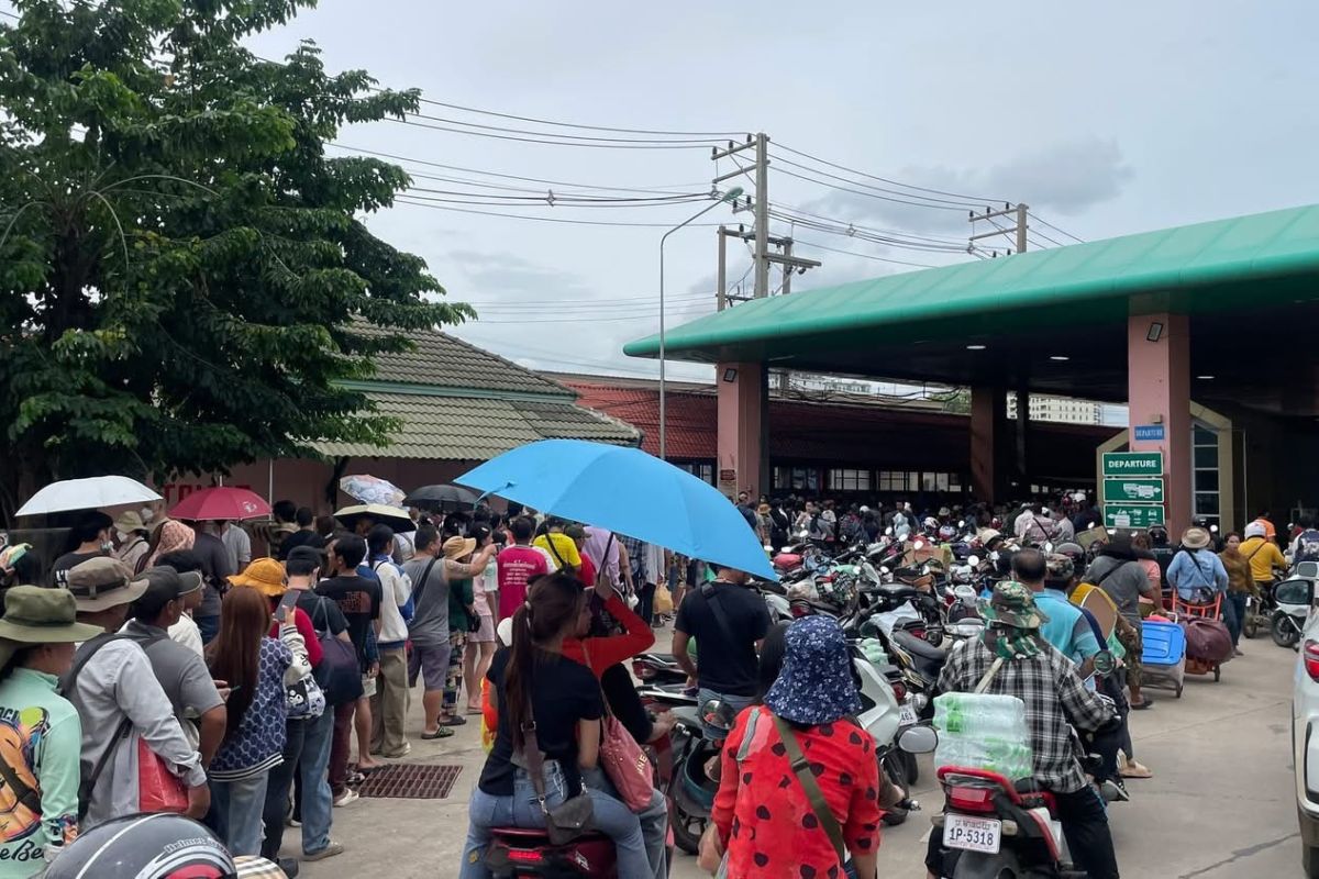 ด่านบ้านคลองลึก อรัญฯป่วน แรงงานไทย-กัมพูชา เร่งกลับบ้าน หวั่นคำสั่งปิดด่านกะทันหัน
